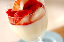 中国料理のデザートとして欠かせない「杏仁豆腐」。さわやかな風味とつるんとした食感で、幅広い年齢層に人気がありますよね。杏仁豆腐の独特の風味は、薬膳効果もある杏仁霜（きょうにんそう）という粉が使われているのですが、似たような香りをもつアーモンドエッセンスで、手軽に作ることができるんです。