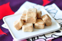 以前会社員だったとき、フードコーディネーターの同僚と「体にやさしい素朴なおやつを作ろう！」というのが私たちふたりの中でブームになったことがあります。<br />そのときに作って、お互い「これ、いいね」と気に入ったのが、今回ご紹介するきなこあめ。<br />今は娘のために作っているおやつです。