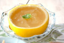 今回ご紹介するグレープフルーツゼリーは、皮を器として使うので洗い物も少なくラクチン。ビタミンが豊富で、暑い日が多くなってきたこの時期おすすめのスイーツです。ぜひお試しを。