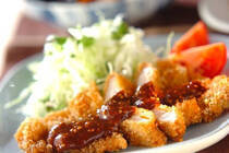 私たちの暮らしに欠かすことができない調味料の一つ、おみそ。おみそといえば、おみそ汁のイメージが強いですが、アレンジ次第でさまざまなお料理に使うことができます。今回は、おみそ使ったソースで楽しむトンカツレシピをご紹介します。