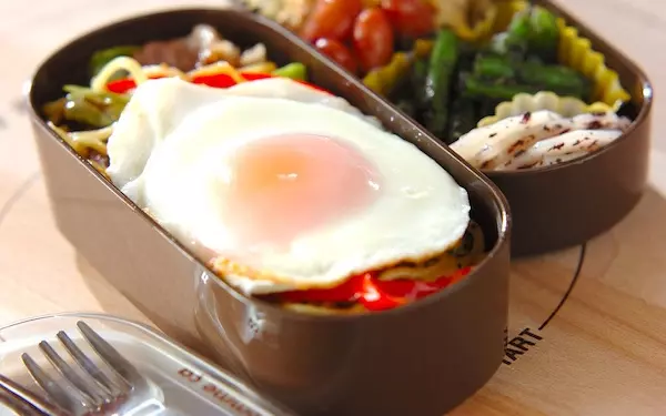 サッパリと美味しい、彩り華やかな焼きそばのお弁当