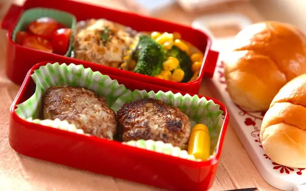 前日準備で朝は楽々、みんな大好きハンバーグ弁当