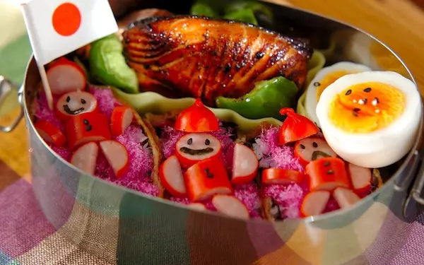 思わず子どもが笑顔になる! キュートないなり三兄弟弁当