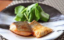 最近の我が家のマイブームおかずは、バターとポン酢だけで味付けをするバタポン炒め。<br />塩などをしなくても、この2つの調味料だけでちゃんと味がつきます。<br />そして、これを作るときは必ず多めに作って、翌日のお弁当のおかずに。