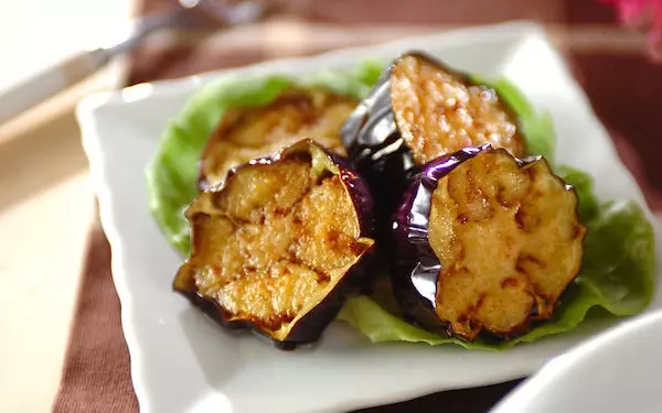 家庭の定番料理に加えたくなる、ナスの素揚げ