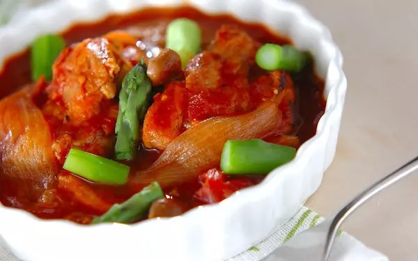 どこか懐かしさを感じる味、鶏肉のトマト煮