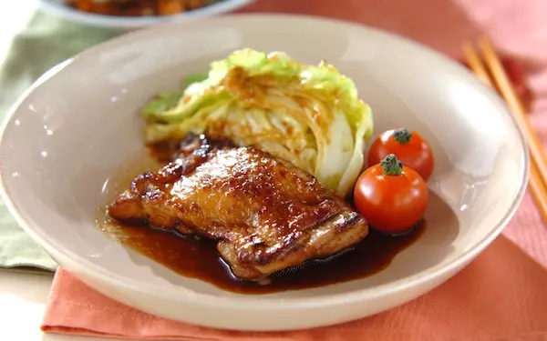 甘辛い味付けがポイント、キャベツと鶏肉のショウガ焼き