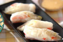 ベトナム料理の生春巻き。米粉で出来たライスペーパー具材を包み、チリソースをつけて食べるのが定番です。今回は、具材にモヤシを使った生春巻きをご紹介します。家計にも優しい一品ですよ！