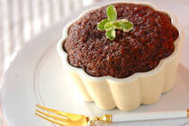 手作りだけど簡単なスイーツ「フライパンでガトーショコラ」のレシピを紹介します。材料はチョコレートにホットケーキミックス、バター、牛乳、砂糖、卵でOK！