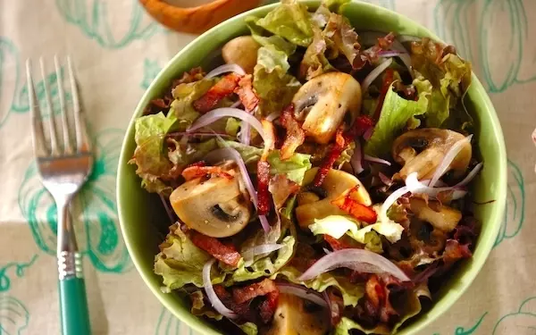 マッシュルームとベーコンが入った、ボリューム満点なシーザーサラダ