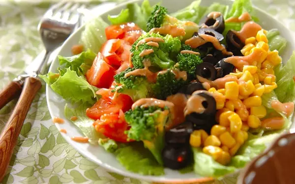 食卓を鮮やかに彩る、スパイシーなコブサラダ