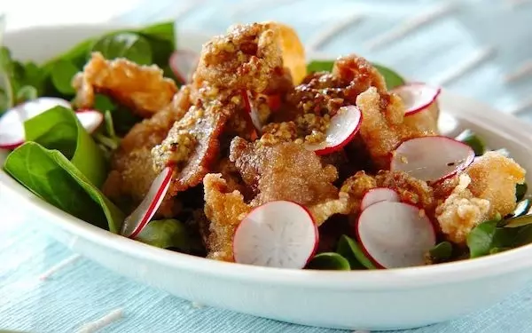 ご飯との相性抜群！　主菜にもなるカリカリ豚肉のサラダ仕立て