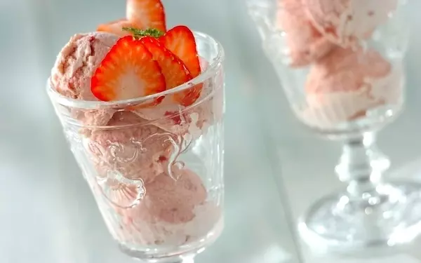 粗くつぶした果肉がたっぷり、イチゴのアイスクリーム