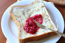 この時期に出回る食材のひとつが、ルバーブ。<br /><br />ルバーブは野菜です。<br />野菜にもかかわらず酸味が強いので、砂糖と合わせて甘酸っぱいジャムに調理するのが一般的です。<br />野菜なのに、色も味もいちごジャムみたいになるのが不思議なところ。