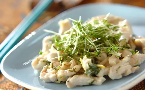 レモンの酸味がたまらない、サッパリレモン蒸し鶏