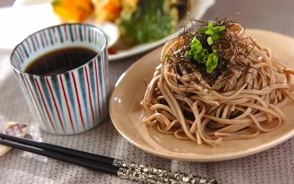 隠し味は昆布茶！　手作り麺つゆのざるそば