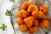 ホットケーキミックスといえば、ホットケーキを作るもの。ですが、実は手軽にいろいろなスイーツが作れる万能選手なんです。今回は、ホットケーキミックスを使った揚げスイーツのご紹介です。