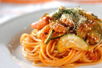 バターとケチャップの簡単味付けで、ササっと作れちゃうナポリタンのご紹介です。今回は今が旬のズッキーニをメインにした一品です。