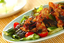 「チョレギサラダ」といえば、焼き肉屋さんの定番サラダ。生野菜とゴマ油が効いた香ばしいドレッシングがよく合い、モリモリ食べられる一品です。今回はそんな野菜をたくさん食べられるチョレギサラダをアレンジしたレシピをご紹介します。