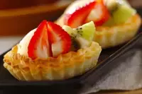 余った餃子の皮も有効活用　「餃子の皮で作る！　イチゴとアイスのタルト」