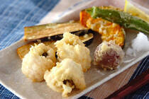 夏の味覚として有名なハモ。ハモは水揚げしても24時間は皮膚呼吸で生きられるほど生命力の強い魚だそうです。また、特に関西では馴染みが深い食材で、京都・祇園の料亭にも欠かせない料理の1つでもありますよね。