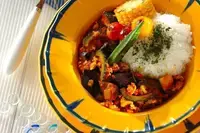 ランチ、ディナー、おもてなしにも！　「夏野菜のキーマカレー」