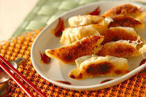 オーソドックスな餃子はもちろんおいしいですが、たまにはいつもと違った餃子はいかがですか。今回は、キムチが主役の餃子をご紹介します。