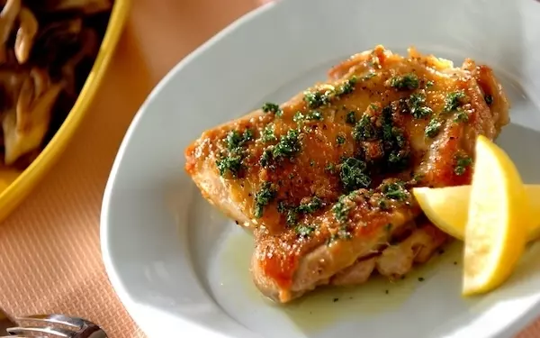 カリッと香ばしい、鶏肉のハーブバターソース