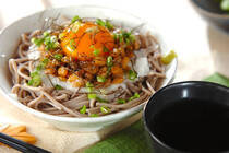 今回ご紹介するレシピは、納豆とトロロのネバネバ食材を使ったおそば。栄養価の高い納豆とトロロで日々の健康を管理しましょう！