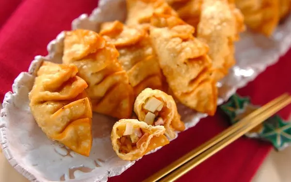 プリプリのタコがたまらない！　タコ焼き風揚げ餃子