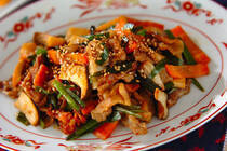 韓国料理の定番、プルコギ。ボリューミーでしっかりついた甘辛味でご飯がすすむおかずですよね。今回は、まだ暑さが残るこの時期にぴったりなプルコギをご紹介します。