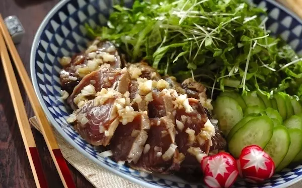サラダ感覚で食べることができる、絶品カツオのマリネ