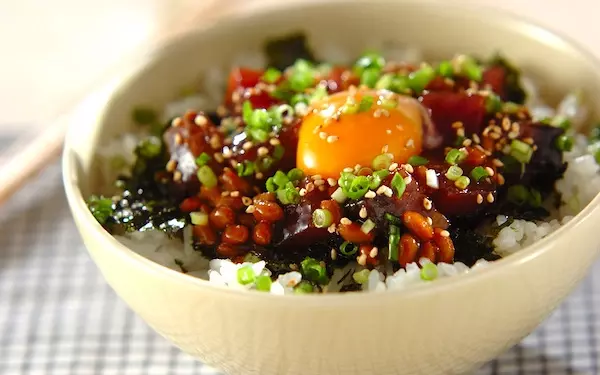 ねっとりとした食感がやみつきに! ピリ辛カツオ納豆丼