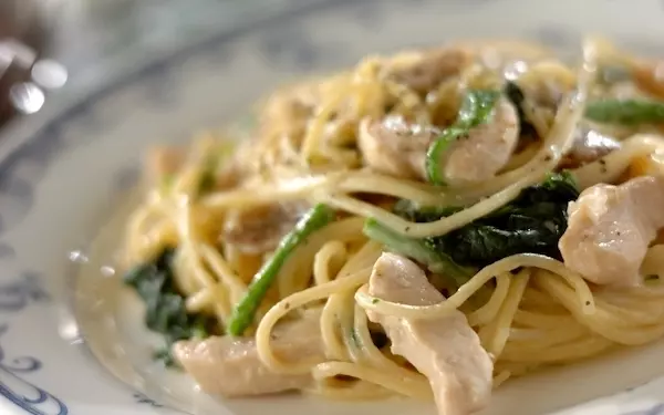 バターも生クリームも使わず作る、塩麹鶏の米粉クリームパスタ