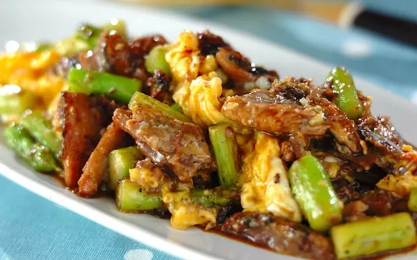 生焼けの心配なし！　ササッと作れるサンマとアスパラの卵炒め