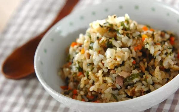 野菜、海藻、魚がとれる、万能なワカメチャーハン