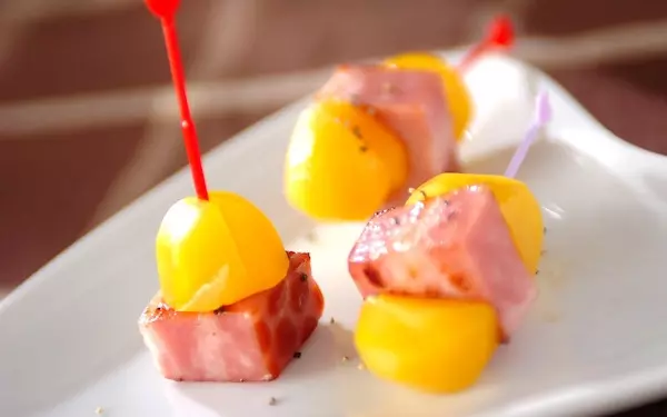 簡単に作れる、彩りがかわいいベーコンと栗のピンチョス