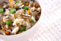 食欲の秋。おいしい新米が手に入ったら、具だくさんの炊き込みご飯はいかがですか。今回は今の時期に食べたい栄養満点の炊き込みご飯をご紹介します。