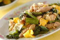 ツルムラサキという野菜はご存知ですか？<br />ツルムラサキは、見た目はほうれん草に似ています。加熱するとモロヘイヤのようにネバネバする、栄養たっぷりの緑黄色野菜です。そして、鶏肉、卵は安くて栄養満点、料理のボリュームUPには最適の食材ですよね。