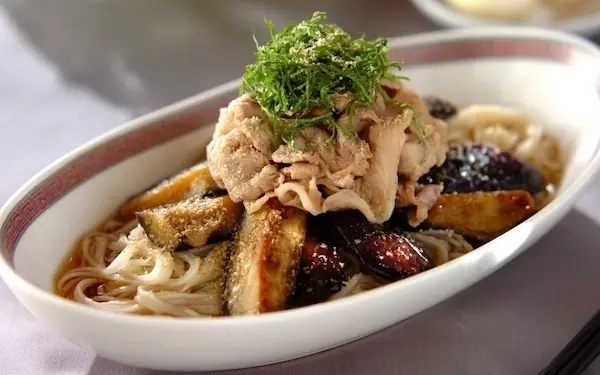 ボリューム満点でお腹いっぱいになる、豚しゃぶと揚げナスの素麺