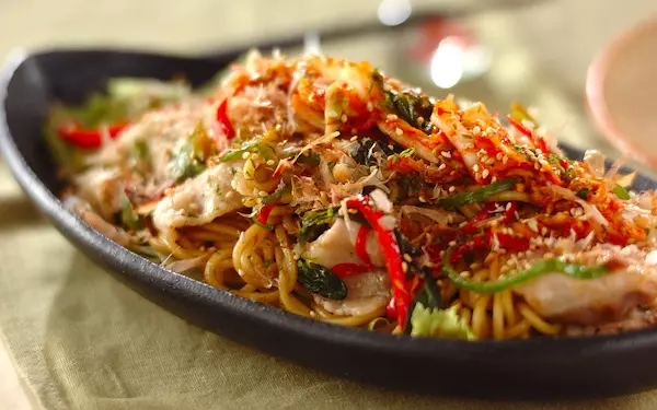 お肉がたっぷり入った、豚肉の焼きそばキムチのっけ