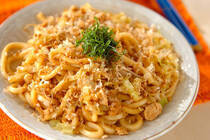 手軽に作れて、おいしいうどん。休日ランチや時間のないときにもぴったりなメニューですよね。今回は、簡単焼きうどんをご紹介します。<br />ポン酢しょうゆで味付けをした、サッパリとした焼うどん。