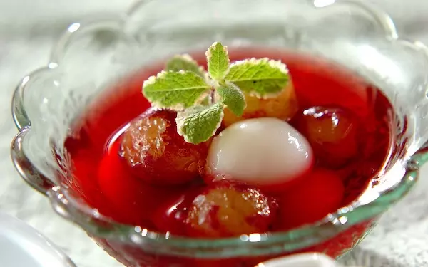 サッパリとしていて、食後のデザートにも最適なブドウ白玉