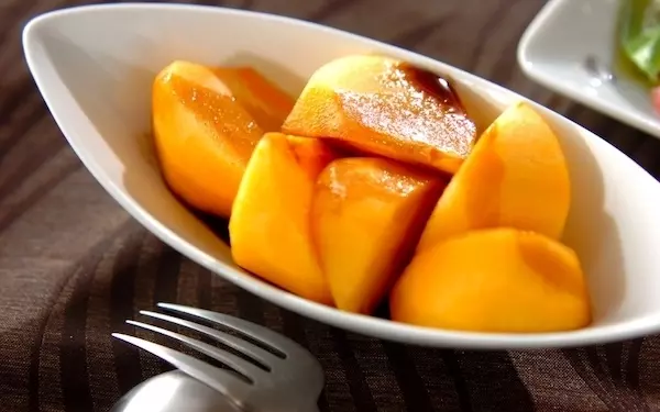 コクのある酸味がたまらない、柿のバルサミコソース