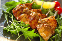 ウインナーやお肉料理の美味しさを引き立てるマスタード。料理にプラスすると美味しいのですが、冷蔵庫に余りがちな調味料でもありますよね。今回は、そのマスタードを魚と組み合わせたレシピのご紹介です。