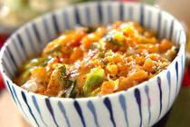 スーパーなどで手軽に手に入り、離乳食から使える身近な食材シラス。今が旬の食材です。今回はシラスを使って、簡単に作れる丼をご紹介します。<br />冷蔵庫の中にある食材でパパッと作れる、シラス天とじ丼。