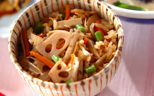 根菜たっぷり！　鶏肉なしのゴボウの炊き込みご飯