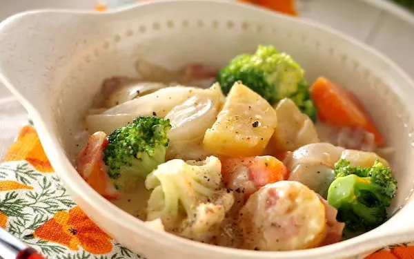 やさしい甘さが魅力、彩り鮮やかなサツマイモのシチュー