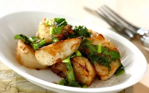 カブの甘味を堪能できる、カブのアンチョビ炒め