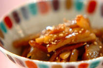 あと1品欲しい時に10分でパパっとできちゃうレシピをご紹介。今回はこれからが旬のレンコンを使ったお料理です。<br />実はレンコンは切り方で食感が変わります。サクサクした食感にしたい時は縦切り。煮物の時などホクホクした食感にしたい時は輪切りにしましょう。